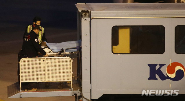 【인천공항=뉴시스】김진아 기자 = 미국 애리조나주 그랜드캐니언에서 추락해 중태에 빠졌던 박준혁 씨가 라스베이거스를 출발, 22일 오후 인천국제공항에 도착해 구급차로 이송되고 있다. 2019.02.22. bluesoda@newsis.com