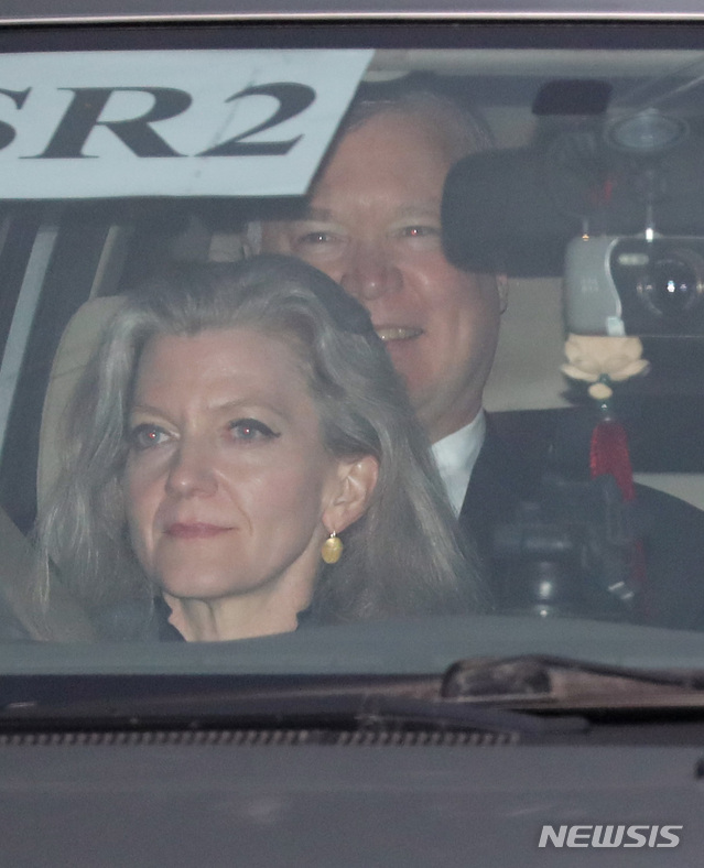 【하노이(베트남)=뉴시스】 전진환 기자 = 북미정상회담을 앞두고 김혁철 북한 국무위원회 대미 특별대표와 의제협상중인 스티브 비건 미 국무부 대북정책특별대표와 앨리슨 후커 백악관 국가안보회의(NSC) 한반도 보좌관, 알렉스 웡 국무부 동아태국 부차관보가 탑승한 차량이 22일 오후(현지시각) 숙소인 호텔 뒤 파르크 하노이로 들어가고 있다. 2019.02.22.  amin2@newsis.com