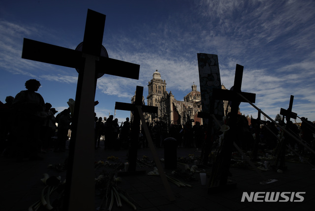 【멕시코시티= AP/뉴시스】멕시코에서 피살된 언론인과 인권운동가 묘지에 마누엘 로페스 오브라도르 대통령이 취임한 이후로 피살된 14명이 묻혀있다. 3월 19일 멕시코 정부는 군대에 피살된 대학생 2명을 마약조직 총격범으로 조작한 데 대해서 유족에게 정식으로 사과했다.