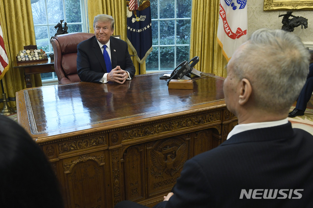 【워싱턴=AP/뉴시스】도널드 트럼프 미 대통령이 22일(현지시간) 백악관에서 류허(劉鶴) 중국 부총리와 만나고 있다. 그는 이날 현재 워싱턴에서 열리고 있는 미-중 무역협상에서 이견을 해소할 돌파구를 찾을 더 많은 시간을 주기 위해 협상을 주말까지 연장, 24일까지 계속할 것이라고 말했다. 2019.2.23