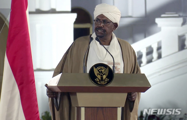 22일 수단의 바시르 대통령이 수도 하르툼에서 1년간 국가비상사태 및 연방정부 해산령을 선포하고 있다&nbsp; AP