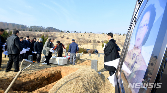 【광주=뉴시스】 신대희 기자 = 23일 오전 광주 북구 시립 망월묘역에 일제 강점기 강제징용 피해자 심선애 할머니(89)가 안장되고 있다. 심 할머니는 일본의 사죄와 정당한 보상을 받지 못하고 영원히 잠들었다. 2019.02.23. sdhdream@newsis.com