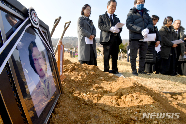 【광주=뉴시스】 신대희 기자 = 23일 오전 광주 북구 시립 망월묘역에 일제 강점기 강제징용 피해자 심선애 할머니(89)가 안장되고 있다. 심 할머니는 일본의 사죄와 보상을 받지 못하고 영원히 잠들었다. 2019.02.23. sdhdream@newsis.com
