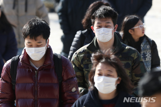 【서울=뉴시스】이윤청 수습기자 = 서울과 수도권에 이틀 연속 미세먼지 비상저감조치가 시행 중인 23일 오전 서울 종로구 경복궁을 찾은 관광객들이 마스크를 쓰고 있다. 2019.02.23. radiohead@newsis.com