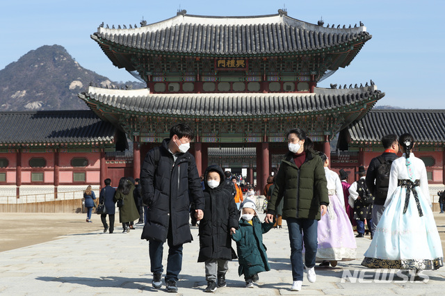 【서울=뉴시스】이윤청 수습기자 = 서울과 수도권에 이틀 연속 미세먼지 비상저감조치가 시행 중인 23일 오전 서울 종로구 경복궁을 찾은 한 가족이 마스크를 쓰고 있다. 2019.02.23. radiohead@newsis.com