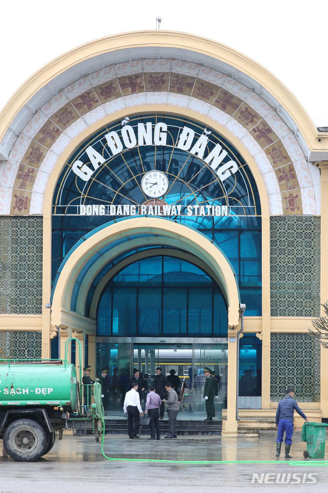 【랑선성(베트남)=뉴시스】고승민 기자 = 제2차 북미정상회담을 4일 앞둔 23일 오후(현지시각) 베트남 랑선성 동당역 모습.  정부 및 군 관계자들로 추정되는 간부들이 역을 점검하고 있다.  오는 26일 김정은 북한 국무위원장이 특별열차를 타고 이곳을 방문해 승용차로 갈아탄 뒤 하노이로 갈 가능성이 유력한 것으로 알려지고 있다. 2019.02.23. kkssmm99@newsis.com