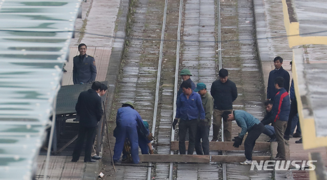 【랑선성(베트남)=뉴시스】고승민 기자 = 제2차 북미정상회담을 4일 앞둔 23일 오후(현지시각) 베트남 랑선성 동당역 모습.  관계자들이 승강장 선로에 김정은 국무위원장이 발을 딛을 것으로 추정되는 발판을 설치하고 있다.  오는 26일 김정은 북한 국무위원장이 특별열차를 타고 이곳을 방문해 승용차로 갈아탄 뒤 하노이로 갈 가능성이 유력한 것으로 알려지고 있다. 2019.02.23. kkssmm99@newsis.com