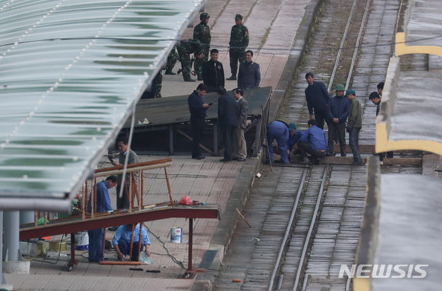 【랑선성(베트남)=뉴시스】고승민 기자 = 제2차 북미정상회담을 4일 앞둔 23일 오후(현지시각) 베트남 랑선성 동당역 모습. 관계자들이 승강장 선로에 김정은 국무위원장이 발을 딛을 것으로 추정되는 발판을 설치하고 있다. 2019.02.23.kkssmm99@newsis.com