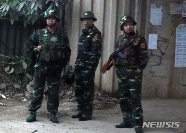 【하노이(베트남)=뉴시스】고승민 기자 = 제2차 북미정상회담을 4일 앞둔 23일 오후(현지시각) 베트남 랑선성 동당역 주변에 배치된 무장군인들 모습. 2019.02.23.kkssmm99@newsis.com