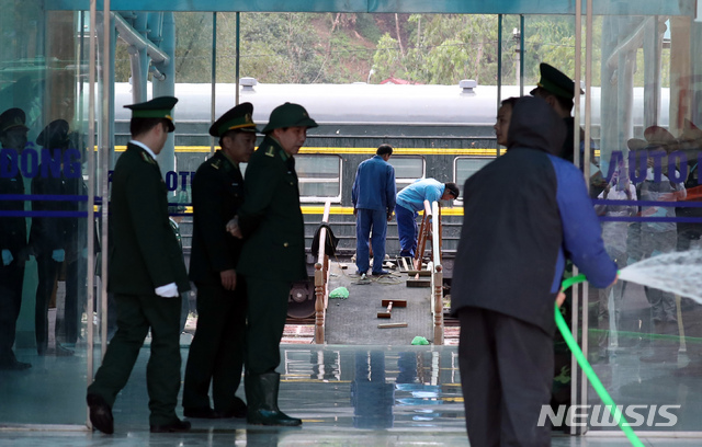 무장군인 경계 속 김정은 맞이 작업 한창…베트남 동당역 르포