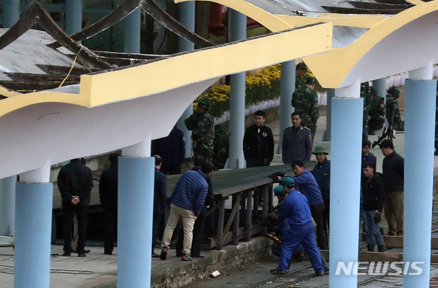 【랑선성(베트남)=뉴시스】고승민 기자 = 제2차 북미정상회담을 4일 앞둔 23일 오후(현지시각) 베트남 랑선성 동당역 모습. 관계자들이 승강장 선로에 김정은 국무위원장이 발을 딛을 것으로 추정되는 발판을 설치하고 있다. 오는 26일 김정은 북한 국무위원장이 특별열차를 타고 이곳을 방문해 승용차로 갈아탄 뒤 하노이로 갈 가능성이 유력한 것으로 알려지고 있다. 2019.02.23. kkssmm99@newsis.com