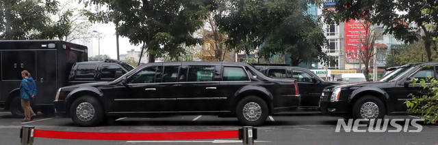 【하노이(베트남)=뉴시스】 전진환 기자 = 북미정상회담을 앞둔 22일 오후(현지시각) 도널드 트럼프 미국 대통령이 머물 숙소인 베트남 하노이 JW메리어트 호텔 주차장에 전용차인 비스트가 서 있다. 2019.02.23.  amin2@newsis.com