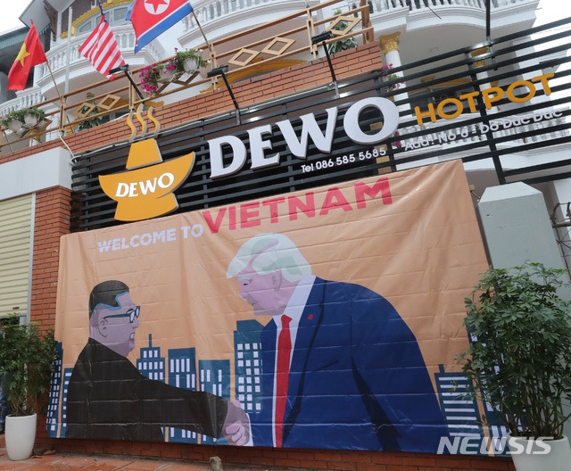 【하노이(베트남)=뉴시스】 전진환 기자 = 북미정상회담을 앞둔 22일 오후(현지시각) 도널드 트럼프 미국 대통령이 머물 숙소인 베트남 하노이 JW메리어트 호텔 앞 건물에 김정은 북한 국무위원장과 도널드 트럼프 미국 대통령이 악수하는 그림이 걸려 있다. 2019.02.23.  amin2@newsis.com