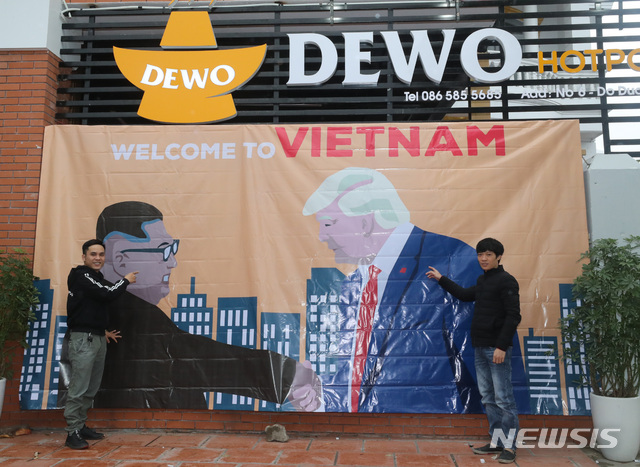 【하노이(베트남)=뉴시스】 전진환 기자 = 북미정상회담을 앞둔 22일 오후(현지시각) 도널드 트럼프 미국 대통령이 머물 숙소인 베트남 하노이 JW메리어트 호텔 앞 건물에 김정은 북한 국무위원장과 도널드 트럼프 미국 대통령이 악수하는 그림이 걸려 있다. 2019.02.23.  amin2@newsis.com