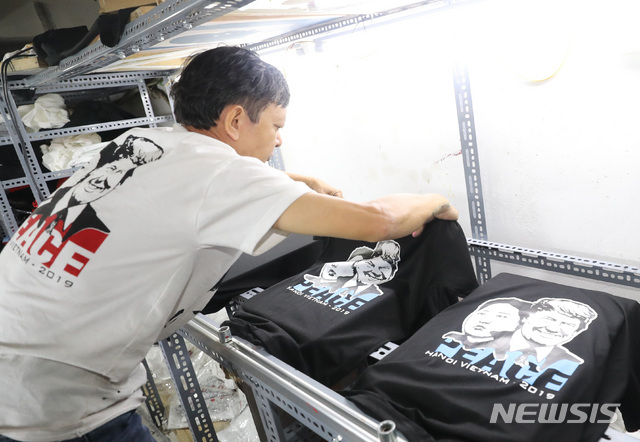 【하노이(베트남)=뉴시스】 전진환 기자 = 북미정상회담을 앞둔 22일 오후(현지시각) 베트남 하노이의 한 상점에서 주인이 트럼프 미 대통령과 김정은 북 국무위원장의 얼굴이 그려진 티셔츠를 만들고 있다. 2019.02.23.&nbsp; amin2@newsis.com