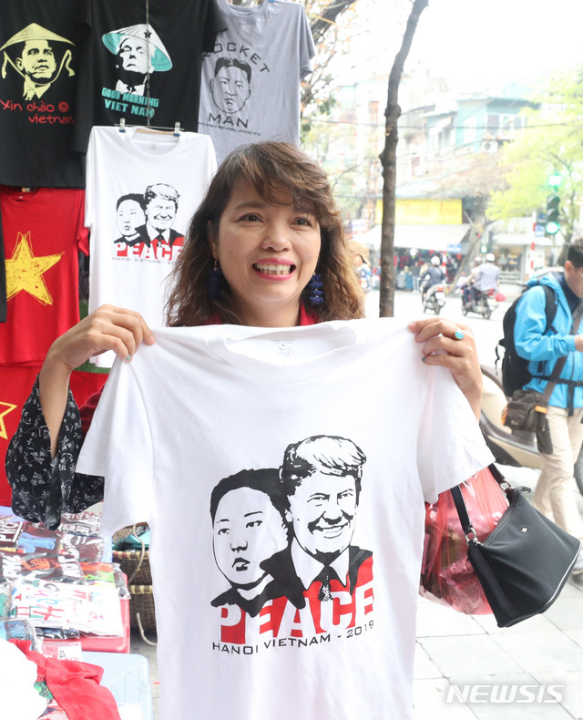 【하노이(베트남)=뉴시스】 전진환 기자 = 북미정상회담을 앞둔 22일 오후(현지시각) 한 베트남 시민이 하노이의 한 상점에 진열된 김정은 국무위원장과 도널드 트럼프 미 대통령의 얼굴이 그려진 티셔츠를 들어보이고 있다. 2019.02.23.  amin2@newsis.com