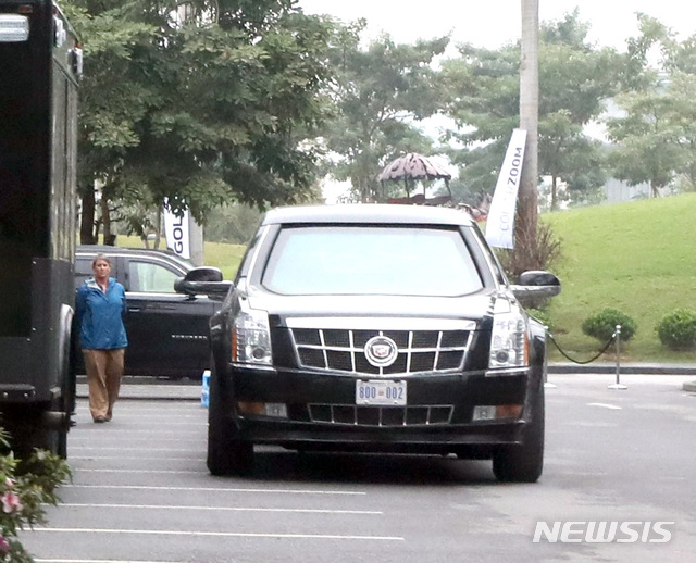 【하노이(베트남)=뉴시스】 전진환 기자 = 23일 오후(현지시각) 베트남 하노이 JW메리어트 호텔 주차장에 도널드 트럼프 미국 대통령의 전용 차량인 '비스트'가 서 있다. 2019.02.23. amin2@newsis.com