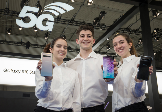 【서울=뉴시스】스페인 바르셀로나에서 열리는 세계 최대 모바일 전시회 '모바일 월드 콩그레스(MWC) 2019' 개막을 이틀 앞둔 23일(현지시간) 삼성전자 최초 5G 스마트폰 '갤럭시 S10 5G'를 소개하고 있는 모습. (사진 삼성전자) 