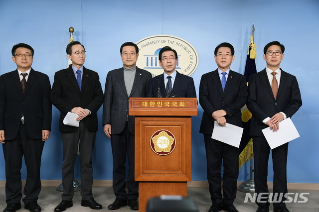 【서울=뉴시스】박원순 서울시장은 24일 오전 국회 정론관에서 열린 '‘5·18 민주화운동’의 올바른 인식과 가치 실현을 위한 대한민국 시·도지사 공동입장문' 발표 기자회견에 참석했다. 2019.02.24. (사진=서울시 제공) 