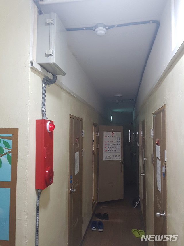【서울=뉴시스】서울시는 3월까지 쪽방촌에 화재발생 사실을 신속히 전파하기 위해 비상벨을 설치한다. 2019.02.25. (사진=서울시 제공)