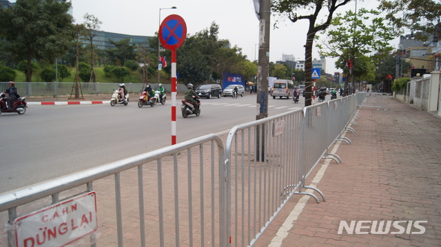 【하노이(베트남)=뉴시스】김난영 기자 = 2차 북미 정상회담 기간 도널드 트럼프 대통령이 머물 것으로 알려진 하노이 JW 메리어트 호텔 주변에 경호용 펜스가 설치되고 있다. 2019.02.24. imzero@newsis.com 