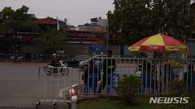 【하노이(베트남)=뉴시스】김난영 기자 = 2차 북미 정상회담 기간 도널드 트럼프 미국 대통령이 머물 것으로 알려진 하노이 JW 메리어트 호텔 입구에 베트남 기동경찰대가 경호를 서고 있다. 2019.02.24. imzero@newsis.com 