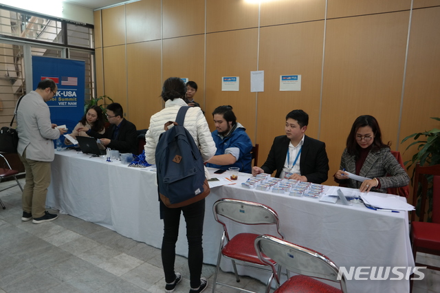 【하노이(베트남)=뉴시스】김성진 기자 = 베트남 외교부가 24일부터 하노이 시내에 마련된 발급처에서 외신 취재진들에게 미디어센터 출입에 사용할 비표 발급을 시작했다. 사진은 취재진에게 비표를 발급 중인 베트남 외교부 당국자들 모습. 2019.02.24.ksj87@newsis.com