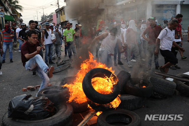 【우레나(베네수엘라)=AP/뉴시스】 베네수엘라의 임시 대통령을 자임한 후안 과이도 국회의장이 인도주의 구호물품 반입일로 선언한 23일(현지시간) 콜롬비아와 브라질 접경지역 곳곳에서 군과 시민들간 충돌이 벌어지는 등 긴장이 고조되고 있다. 군은 최루탄을 쏘고, 분노한 시민들은 곳곳에서 불을 지르는 등 혼란이 심화되고 있다. 2019.02.23