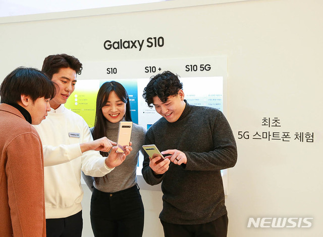 【서울=뉴시스】 23일 서울 영등포 타임스퀘어 갤럭시 스튜디오를 찾은 소비자들이 삼성전자 최초 5G 스마트폰 ‘갤럭시 S10 5G’를 체험하고 있다.   갤럭시 S10 5G 체험 공간은 타임스퀘어와 코엑스, 롯데월드몰 내에 마련된 갤럭시 스튜디오에서 만날 수 있다 있다. 2019.02.24. (사진=삼성전자 제공)   photo@newsis.com