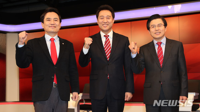 【서울=뉴시스】 국회사진기자단= 자유한국당 2.27 전당대회를 앞둔 김진태(왼쪽부터), 오세훈, 황교안 당대표 후보자가 23일 서울 중구 매경미디어센터에서 열린 자유한국당 합동TV 토론회에 앞서 포즈를 취하고 있다. 2019.02.24.&nbsp; photo@newsis.com 