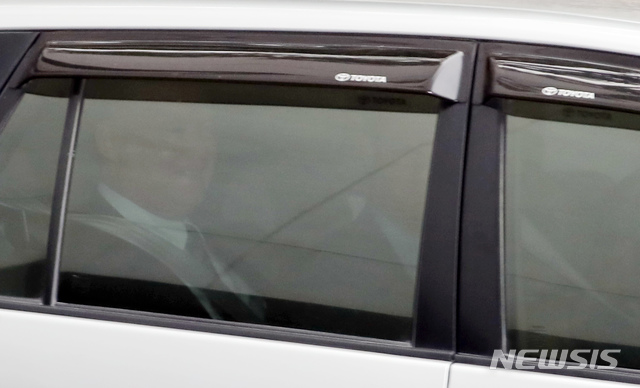 【하노이(베트남)=뉴시스】고승민 기자 = 제2차 북미정상회담을 3일 앞둔 22일 오전(현지시각) 베트남 하노이의 한 호텔에서 스티븐 비건 미국 국무부 대북특별대표가 차량을 타고 건물을 나서고 있다. 2019.02.24. kkssmm99@newsis.com