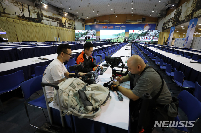 【하노이(베트남)=뉴시스】고승민 기자 = 제2차 북미정상회담을 3일 앞둔 24일 오전(현지시각) 베트남 하노이 국제미디어센터(IMC)에서 한 취재진이 업무를 보고 있다. 2019.02.24.kkssmm99@newsis.com