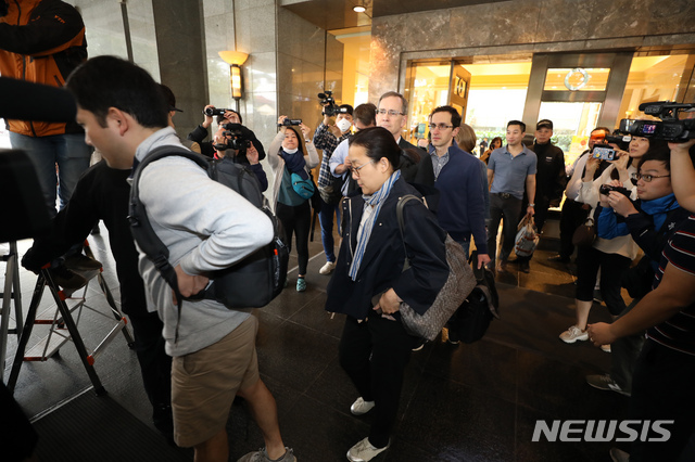 【하노이(베트남)=뉴시스】고승민 기자 = 제2차 북미정상회담을 사흘 앞둔 24일 오전(현지시각) 베트남 하노이의 한 호텔에서 스티븐 비건 미국 국무부 대북특별대표와 함께 일하는 실무자들이 짐을 들고 호텔을 나서고 있다. 2019.02.24.kkssmm99@newsis.com