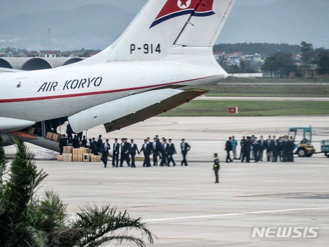 【서울=뉴시스】배훈식 기자 =  24일 오전 베트남 하노이 공항에 착륙한 북한 고려항공 비행기에서 탑승객들이 짐을 옮기고 있다. 2019.02.24.(사진=프래린서 기자 Duan Dan 트위터 캡처)  photo@newsis.com