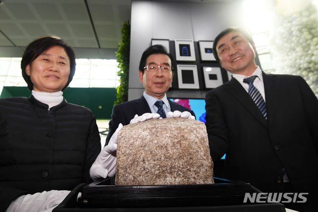 【서울=뉴시스】박미소 수습기자 = 박원순 서울시장(가운데)과 독립운동가 이은숙 선생의 손자인 더불어민주당 이종걸 의원(오른쪽), 윤봉길 의사의 장손 윤주경 선생(왼쪽)이 24일 서울시청 로비에서 열린 '돌의 귀환'행사에서 식민의 아픈 역사를 간직한 '서울 돌'에 손을 올리고 기념 촬영을 하고 있다. 창신동 채석장에서 채굴된 '서울돌'은 조선총독부 건물에 쓰였던 것으로 식민의 아픈 역사를 극복하고, 3.1독립운동을 기리기 위해 종로구 인사동 태화관터에 조성될 '3.1 독립선언 광장'의 주춧돌로 쓰일 예정이다.2019.02.24. photo@newsis.com
