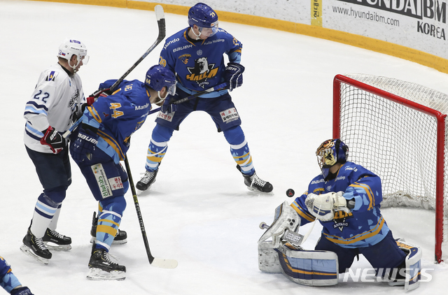 【안양=뉴시스】최진석 기자 = 24일 경기 안양빙상장에서 열린 '아이스하키 아시아리그 2018-2019 4강 플레이오프' 안양 한라와 사할린의 경기 3피리어드. 안양 한라 황현호 골리가 퍽을 막아내고 있다. 2019.02.24. myjs@newsis.com