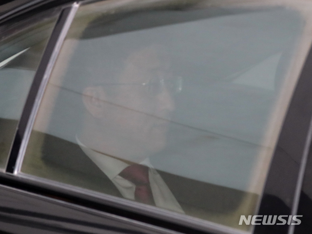 【하노이(베트남)=뉴시스】 전진환 기자 = 북미정상회담을 사흘 앞둔 24일 오후(현지시각) 베트남 하노이 뒤 파르크 호텔에서 스티브 비건 미 국무부 대북정책특별대표와 의제협상을 마친 김혁철 국무위원회 대미특별대표가 차량을 타고 나오고 있다. 2019.02.24.&nbsp; amin2@newsis.com