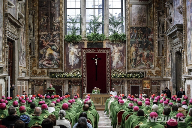 24일 교황이 각국에서 소집된 190명의 간부 사제들과 함께 나흘간의 사제 성유린 대책 비상간부회의를 미사로 종결하고 있다&nbsp; AP 