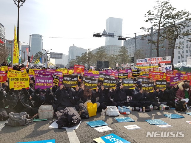 【서울=뉴시스】이창환 수습기자 = 한국유치원총연합회(한유총)는 25일 서을 영등포구 국회 앞에서 대규모 집회를 열었다. 2019.02.25. leech@newsis.com