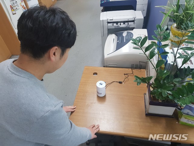 【옥천=뉴시스】충북 옥천군 간이 라돈측정기 측정 모습.(사진=옥천군 제공)photo@newsis.com