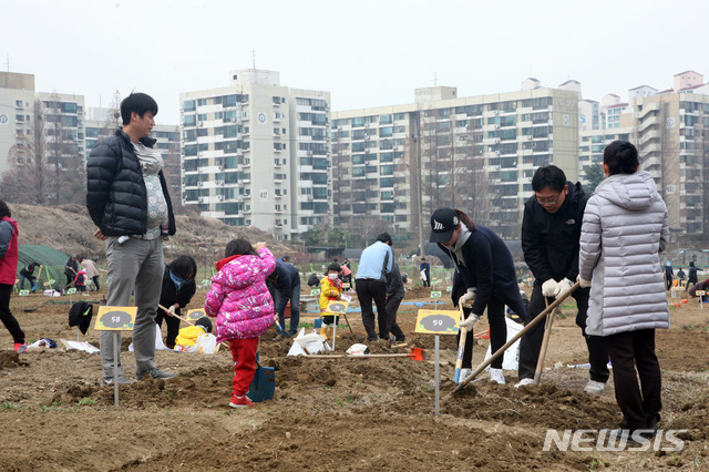 【서울=뉴시스】 강동구 도시텃밭 개장 모습. 2019.02.25. (사진= 강동구 제공)