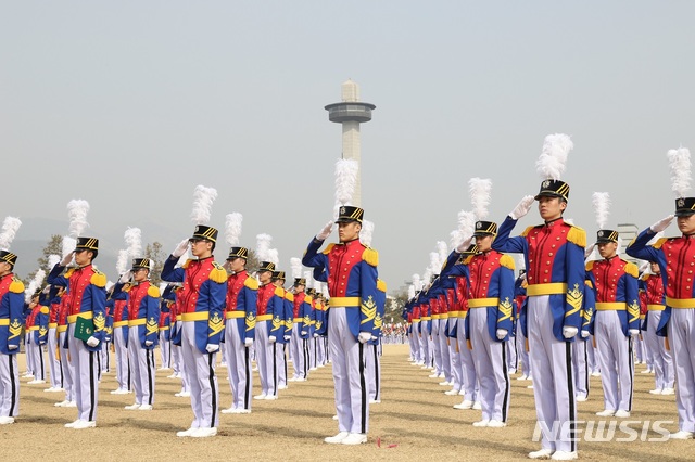 【서울=뉴시스】 25일 서울 노원구 육군사관학교에서 열린 79기 입학식에서 생도들이 경례를 하고 있다. (육군 제공)