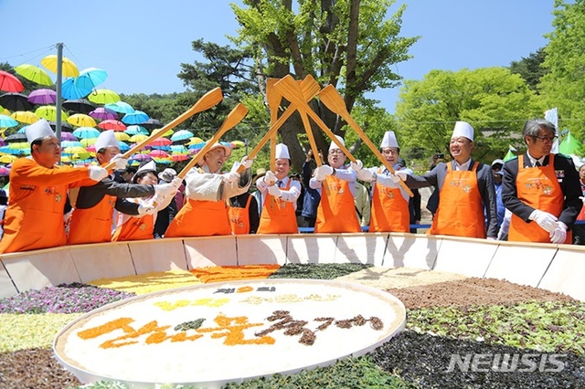 【양평=뉴시스】 문영일 기자 = 경기 양평군은 ‘양평 용문산 산나물축제’가 2019 경기관광대표축제에 작년에 이어 2년 연속 대표축제로 선정됐다고 25일 밝혔다. 지난해 축제 모습. 2019.02.25. (사진=양평군청 제공)photo@newsis.com