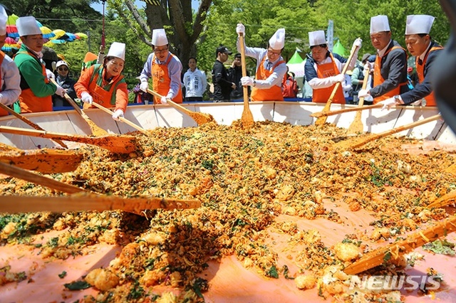 【양평=뉴시스】 문영일 기자 = 경기 양평군은 ‘양평 용문산 산나물축제’가 2019 경기관광대표축제에 작년에 이어 2년 연속 대표축제로 선정됐다고 25일 밝혔다. 지난해 축제 모습. 2019.02.25. (사진=양평군청 제공)photo@newsis.com