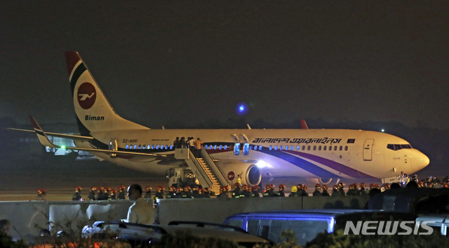 【치타공=AP/뉴시스】24일(현지시간) 방글라데시 국영 항공사인 비만방글다데시 소속 항공기가 치타공 공항에 비상 착륙한 뒤 활주로에 멈춰 있다. 이날 비만방글라데시 항공기 납치를 시도한 용의자는 특공대에 사살됐다. 2019.02.25