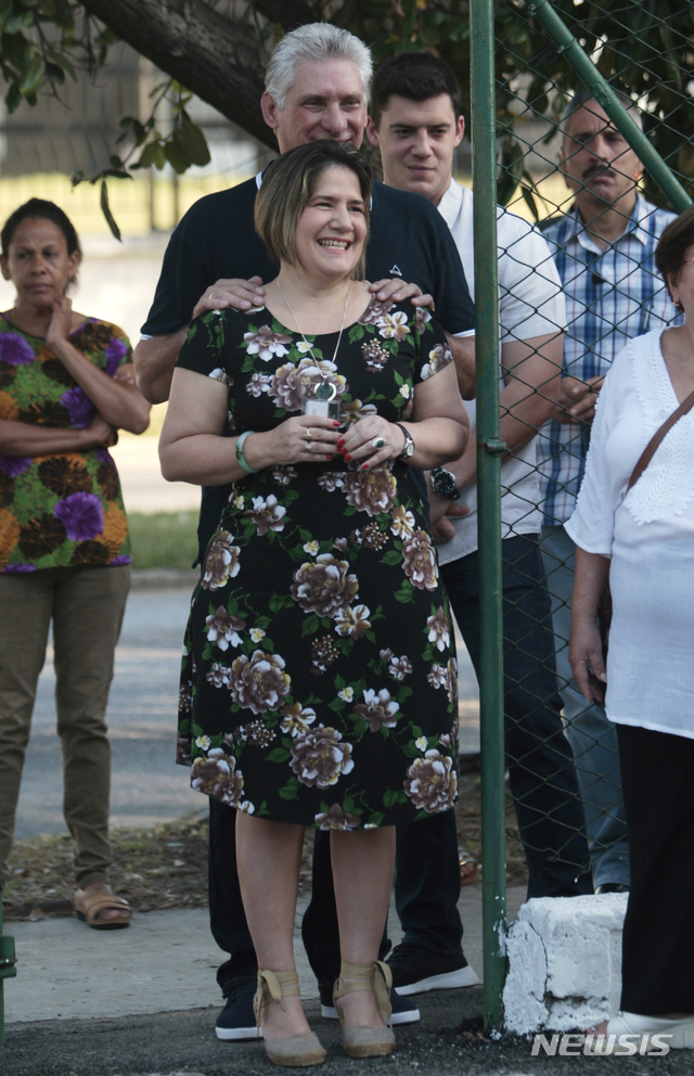 【아바나(쿠바) = AP/뉴시스】 쿠바의 미겔 디아스카넬 대통령과 부인 리스 쿠에스타가 24일(현지시간) 아바나에서 새 개헌안에 대한 찬반을 묻는 국민투표를 하기 위해 주민들 사이에서 줄을 서 있다. 이번 개헌안에는 수십년 동안 쿠바에서 불법적인 관행으로 이어져온 사유재산과 사기업 활동등을 허용하는 내용이 담겨있다.