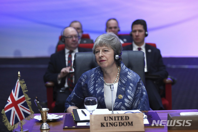 테리사 메이 총리가 24일 이집트 정상회의에 참석해 경청하고 있다. 메이 총리는 EU 지도자들과 대화할 기회로 삼고 본국의 브렉시트 혼란 와중에도 이 회의에 참석했다. AP