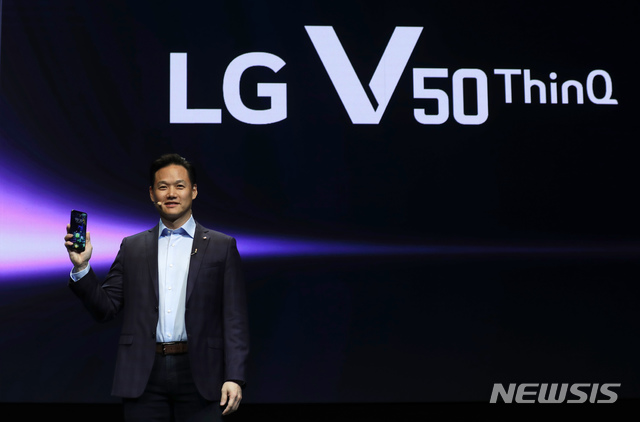 【바르셀로나=AP/뉴시스】프랭크 리 LG 전자 매니저가 24일(현지시간) 스페인 바르셀로나 국제 컨벤션센터에서 열린 국제 모바일 산업전(WMC)에서 LG의 전략 스마트폰 V50 씽큐 5G를 소개하고 있다. V50은 LG 전자의 첫 5G 스마트폰으로 탈착식 올레드 듀얼 스크린을 채용했다. 모바일 산업전은 25일 기자 간담회를 시작으로 26일 일반에 공개돼 28일까지 이어진다. 2019.02.25.