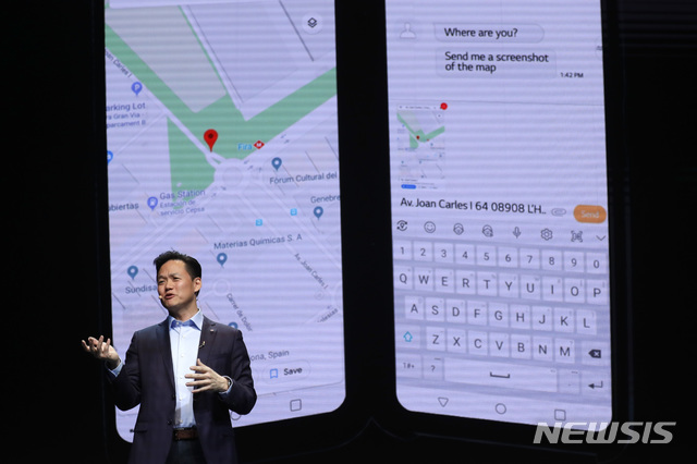 【바르셀로나=AP/뉴시스】프랭크 리 LG 전자 매니저가 24일(현지시간) 스페인 바르셀로나 국제 컨벤션센터에서 열린 국제 모바일 산업전(WMC)에서 LG의 전략 스마트폰 V50 씽큐 5G를 소개하고 있다. V50은 LG 전자의 첫 5G 스마트폰으로 탈착식 올레드 듀얼 스크린을 채용했다. 모바일 산업전은 25일 기자 간담회를 시작으로 26일 일반에 공개돼 28일까지 이어진다. 2019.02.25.