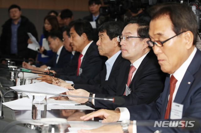 【서울=뉴시스】박미소 수습기자 = 손태승(오른쪽 두번째) 우리금융그룹 회장을 비롯한 금융지주 회장들이 25일 오전 서울 종로구 정부서울청사에서 열린 '금융혁신을 위한 금융지주 회장 간담회'에서 최종구 금융위원장의 모두발언을 메모하며 경청하고 있다. 이날 열린 간담회에서는 디지털 금융 혁신 방안과 금융권 핀테크 활성화 추진 방안을 논의할 예정이다. 간담회 직후 금융위는 ‘금융 결제 인프라 혁신 방안’을 발표한다. 오른쪽 두번째부터 손태승 우리금융그룹 회장, 이동걸 KDB산업은행 회장, 김지완 BNK 금융지주 회장. 2019.02.25. misocamera@newsis.com